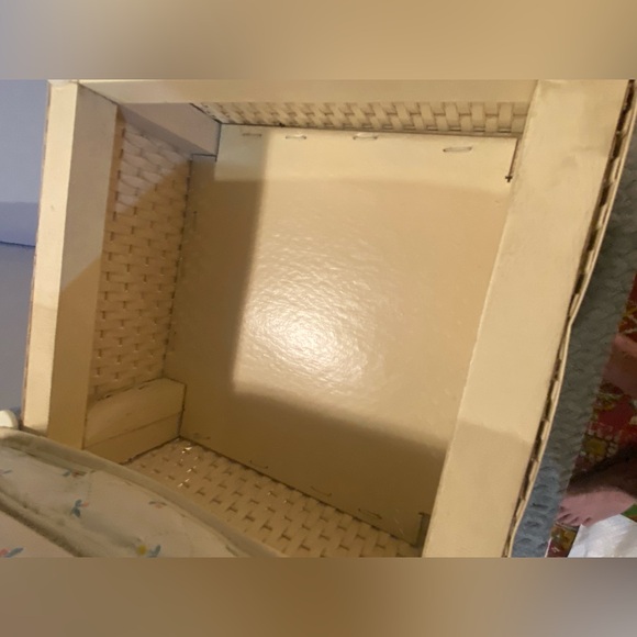 1960S VINTAGE WICKER DOLL CHANGING TABLE QUILTED TOP BY BADGER BASKET - Picture 6 of 9